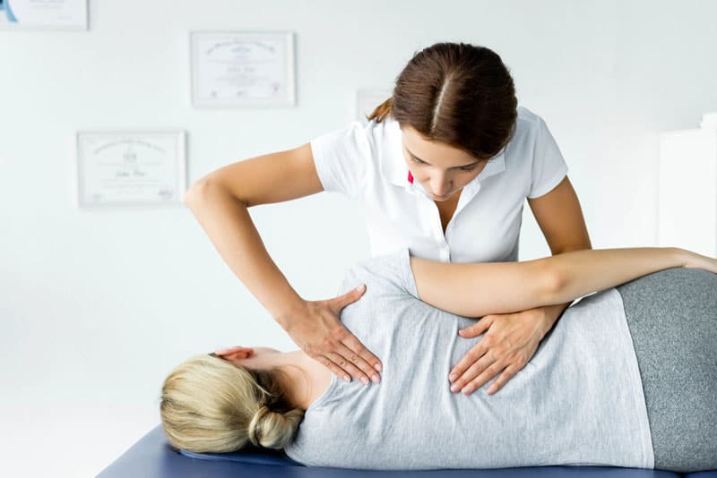 surbiton chiropractic clinic women being treated surbiton chiropractic clinic women being treated
